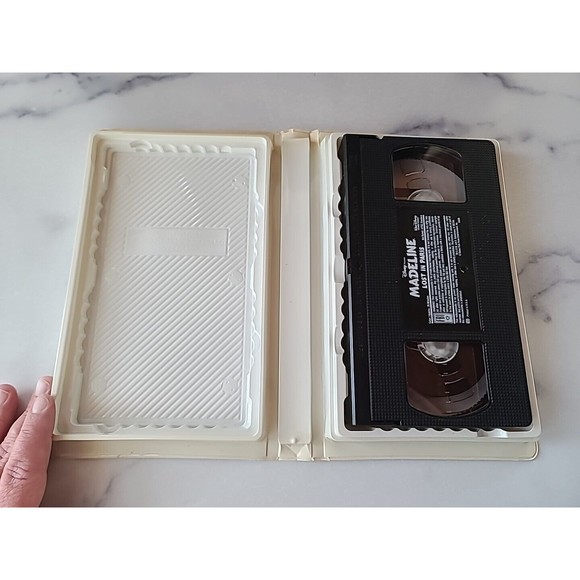 Disney~Madeline Lost in Paris~VHS Movie with Case~1999~Pre-Owned - Picture 2 of 10